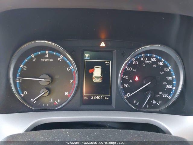 2T3BFREV0JW790932 Toyota RAV4 LE