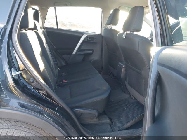 2T3BFREV0JW790932 Toyota RAV4 LE