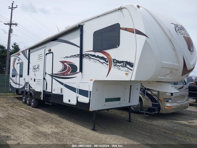 2013 Forest River Xlr Thunderbolt   White vin: 4X4FXLS33D5156258