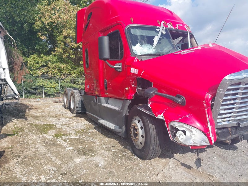 2017 Freightliner Cascadia 125   Red vin: 3AKJGLDR7HSHW5131