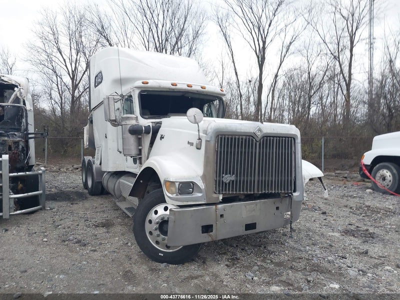 1999 International 9900   White vin: 2HSFTAPR7XC093394