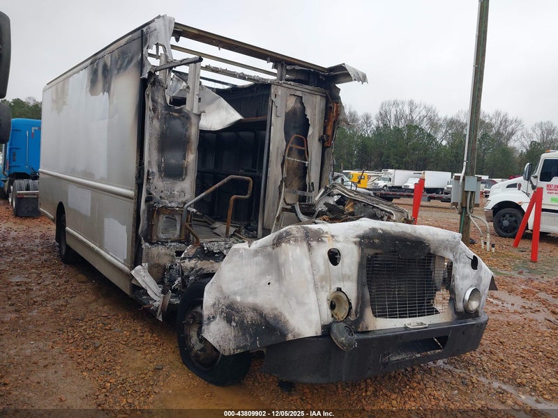 2010 Freightliner Chassis M Line Walk-in Van White vin: 4UZAAPDU2ACAS1566