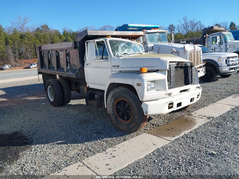 1990 Ford F700 F White vin: 1FDNK74P9LVA28866