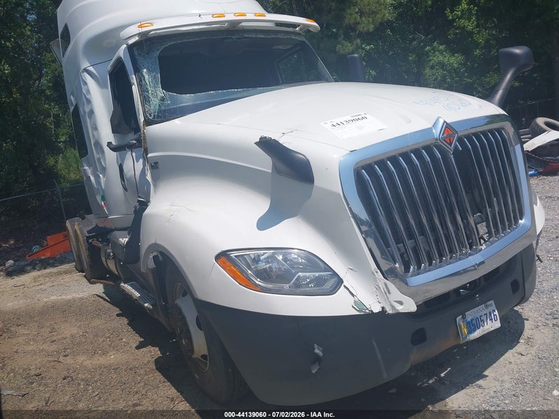2018 International Lt   White vin: 3HSDZAPR6JN330887
