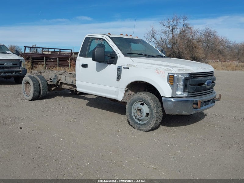 2017 Ford F-350 Chassis Xl White vin: 1FDRF3H69HDA04743
