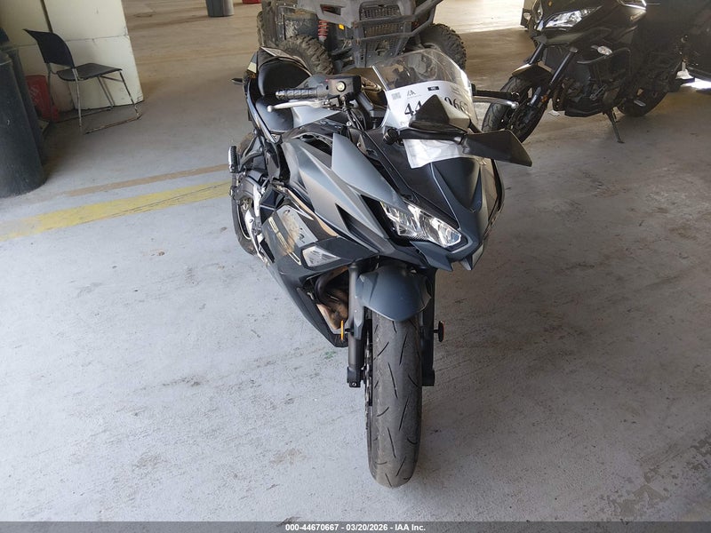 2024 Kawasaki Ex650 P Gray vin: ML5EXEP15RDAC5827