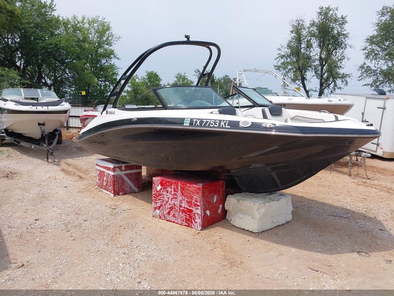 2017 Yamaha 19'   Black vin: 00000YAMC0284A717