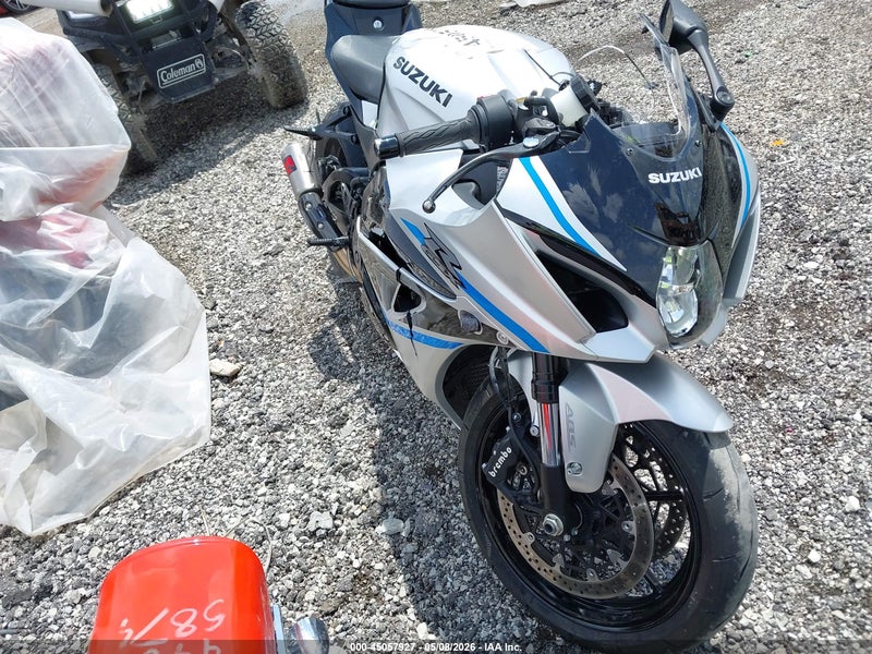 2025 Suzuki Gsx-r1000   Silver vin: JS1DM11B6S7100443