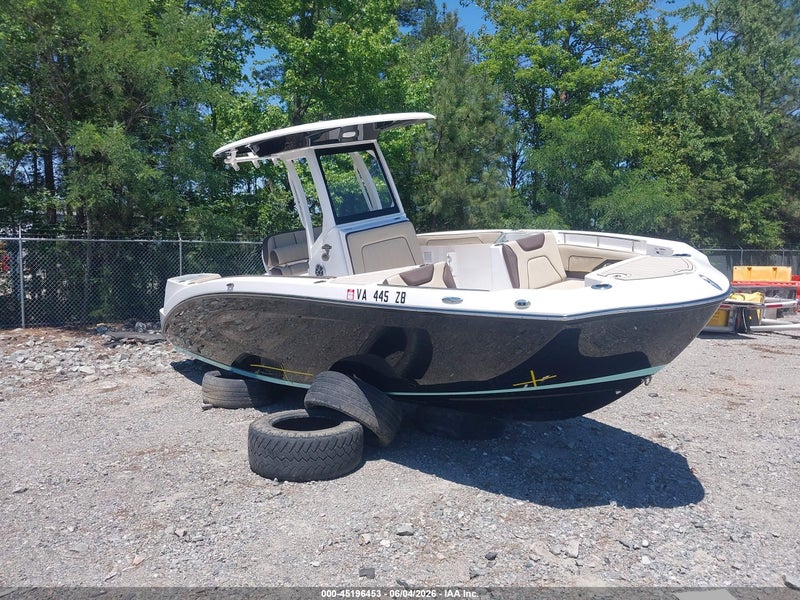 2024 Yamaha 24'   White vin: YAMC0571J324     