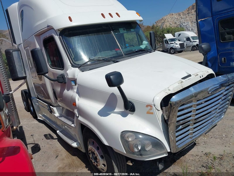 2015 Freightliner Cascadia 125   White vin: 3AKJGLBG7FSGT0908