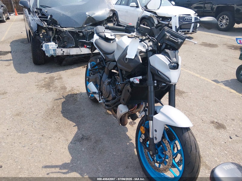 2026 Yamaha Mtn690   Silver vin: JYARM48E9TA005923