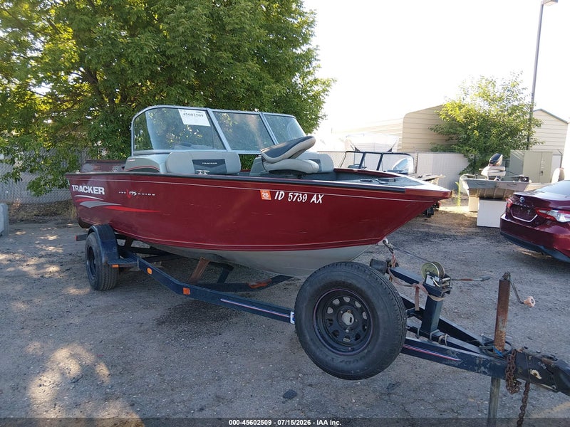 2018 17 1/2 Tracker   Red vin: 000USBUJ71886A818