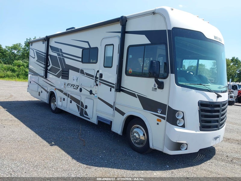 2021 Ford F53   White vin: 1F65F5DNXM0A20109
