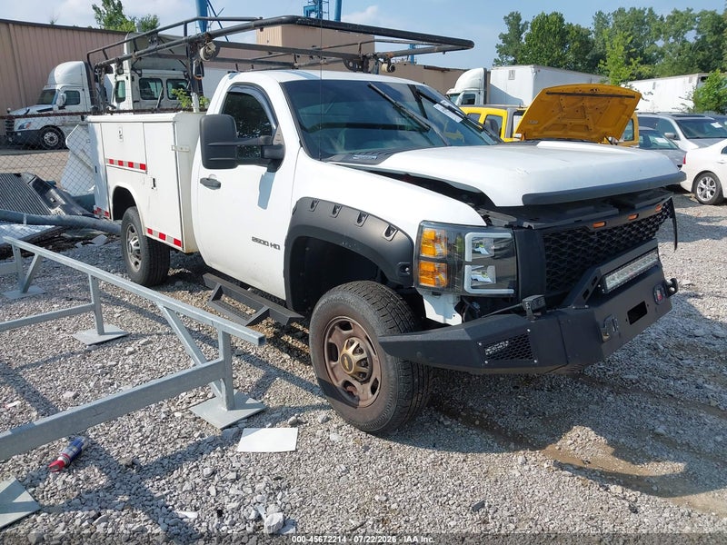 2011 Chevrolet Silverado 2500hd   White vin: 1GB0CVCG2BF205787