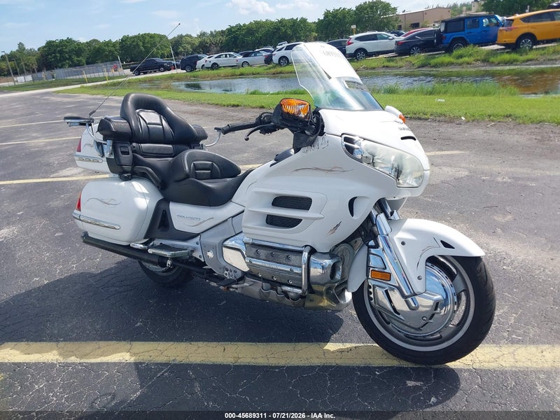 2005 Honda Gl1800   White vin: 1HFSC47065A408877