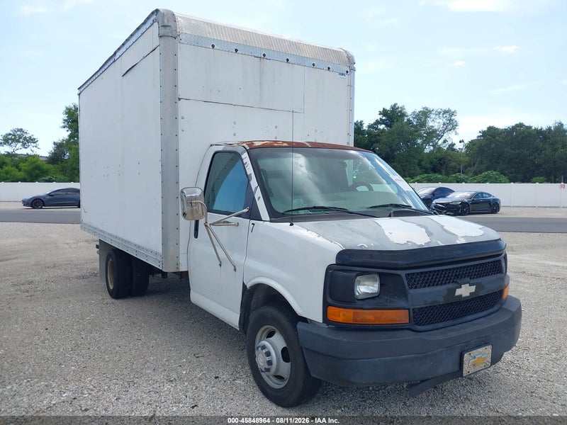 2005 Chevrolet Express Cutaway Base W/c7a White vin: 1GBJG31U651157752