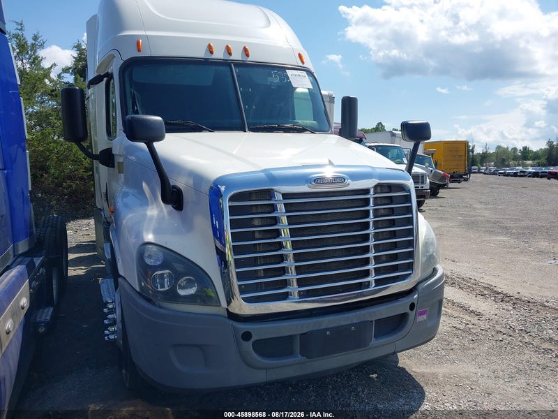 2015 Freightliner Cascadia 125   White vin: 3AKJGLD54FSGR6778