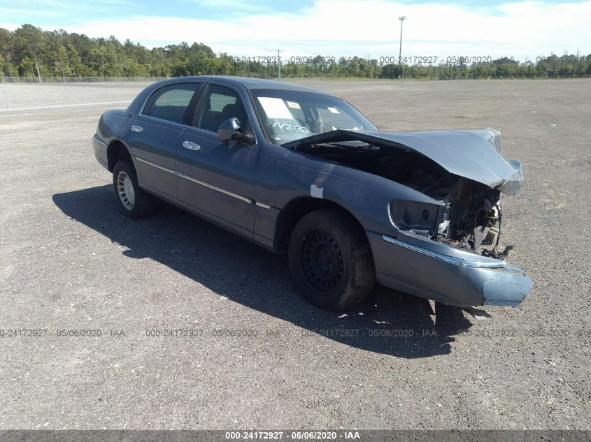 1LNHM81WXYY831703 LINCOLN TOWN CAR Photo 1