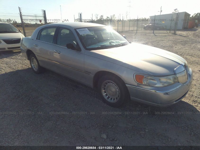 1LNHM81WXYY846993 LINCOLN TOWN CAR Photo 1