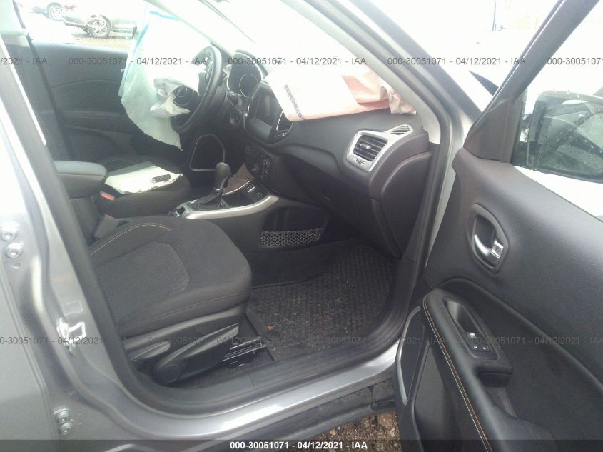 Фото: 3C4NJCAB3JT272132 - 5