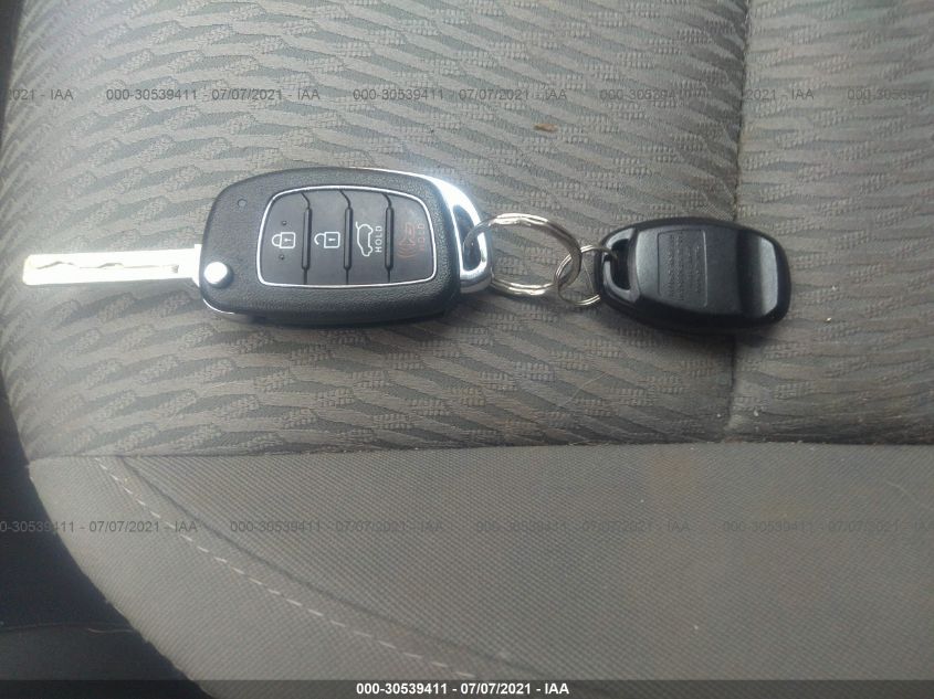 2017 HYUNDAI SANTA FE SE KM8SMDHF3HU217636