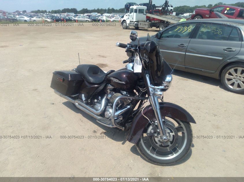 2011 HARLEY-DAVIDSON FLHX 1HD1KBM12BB679126