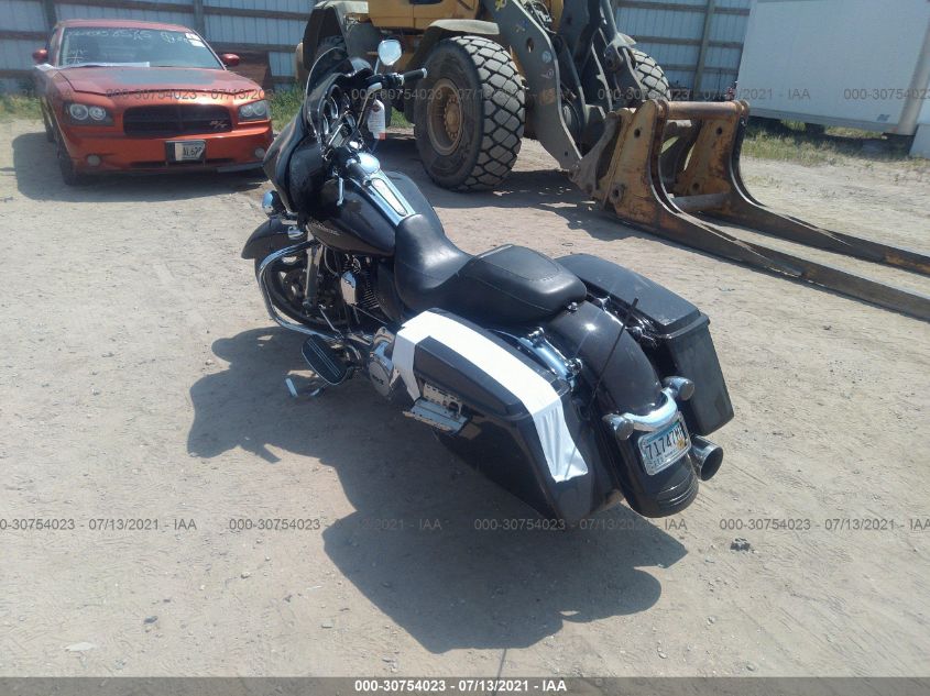 2011 HARLEY-DAVIDSON FLHX 1HD1KBM12BB679126