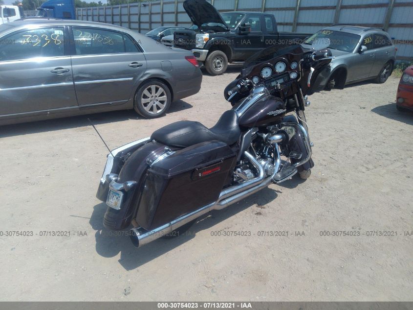 2011 HARLEY-DAVIDSON FLHX 1HD1KBM12BB679126