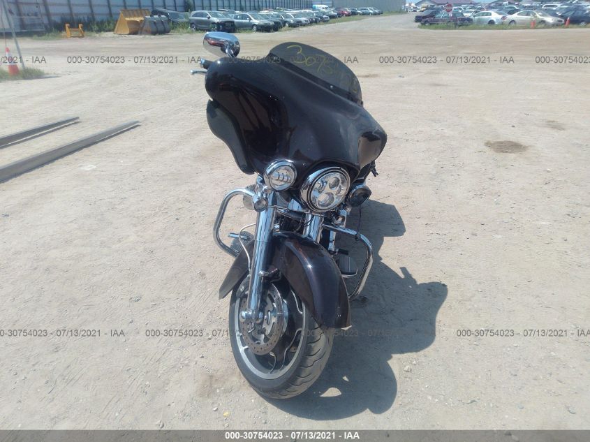 2011 HARLEY-DAVIDSON FLHX 1HD1KBM12BB679126