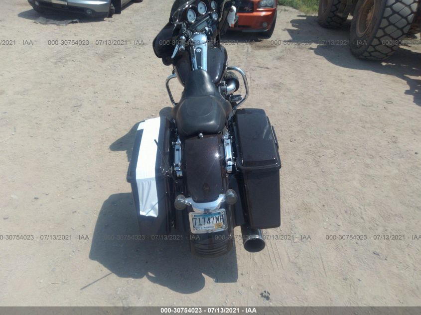 2011 HARLEY-DAVIDSON FLHX 1HD1KBM12BB679126