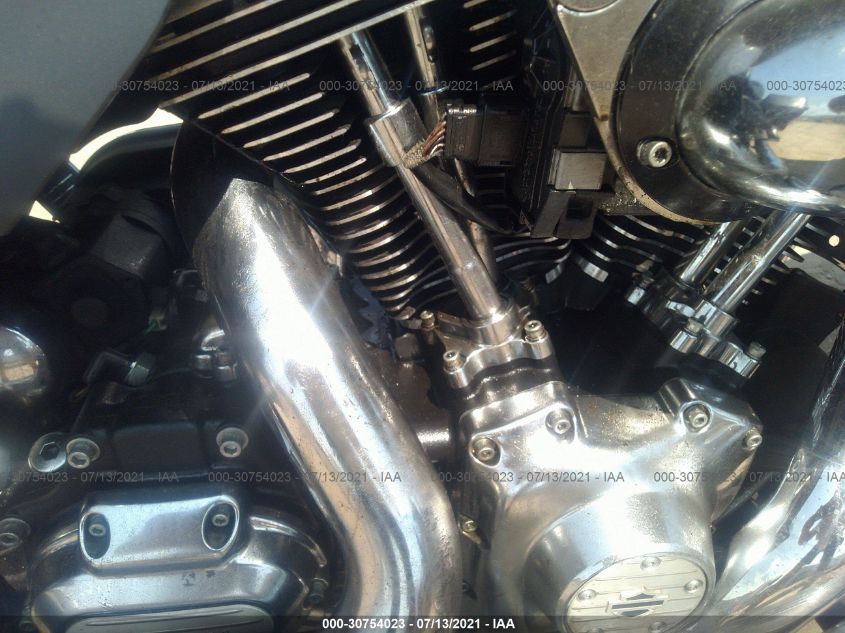 2011 HARLEY-DAVIDSON FLHX 1HD1KBM12BB679126
