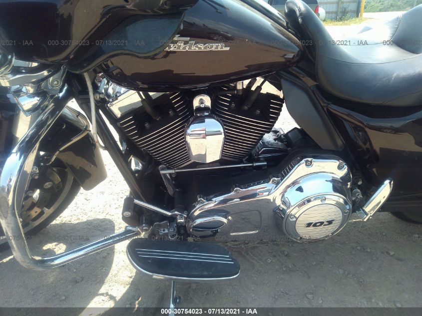 2011 HARLEY-DAVIDSON FLHX 1HD1KBM12BB679126