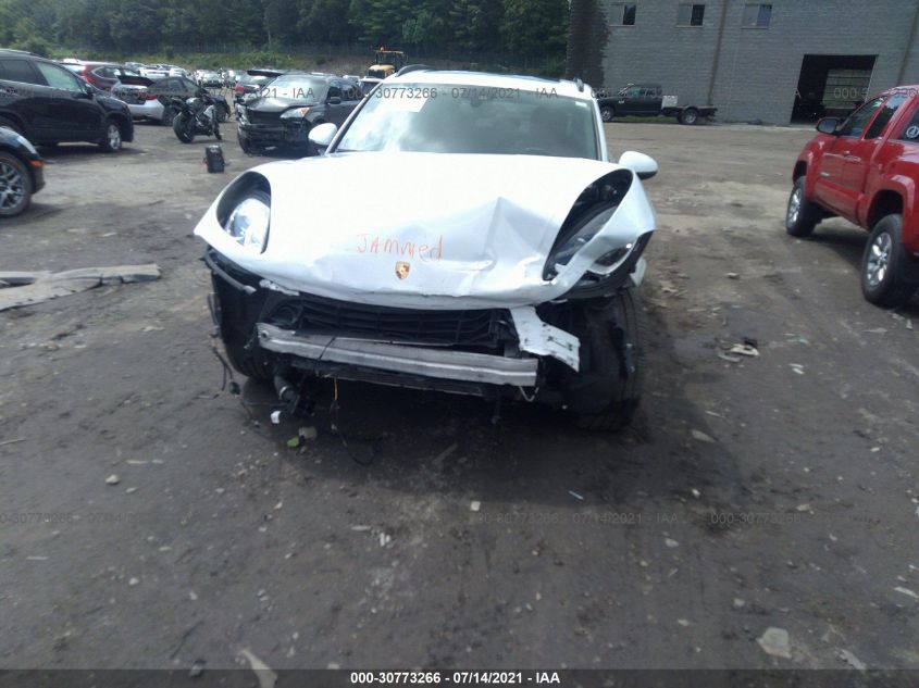 2017 PORSCHE MACAN WP1AA2A55HLB82584