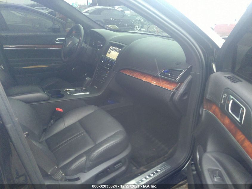 2016 LINCOLN MKT 2LMHJ5NK2GBL02017