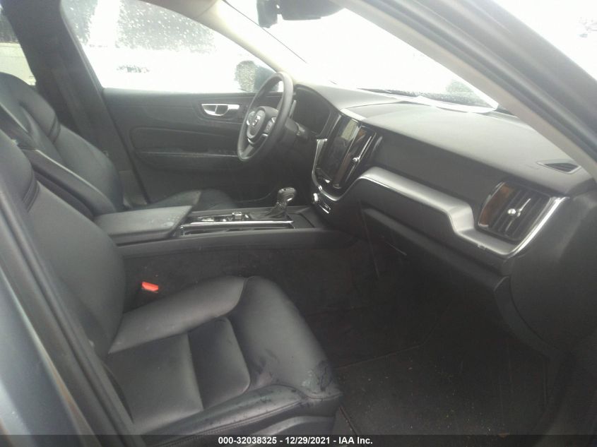 2018 VOLVO XC60 MOMENTUM LYV102RK1JB106255