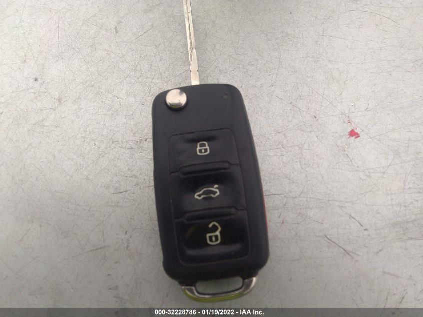 2013 VOLKSWAGEN BEETLE COUPE 2.5L ENTRY 3VWFP7AT4DM643880