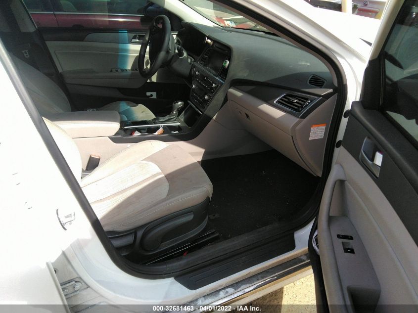 2017 HYUNDAI SONATA HYBRID SE KMHE24L10HA048658