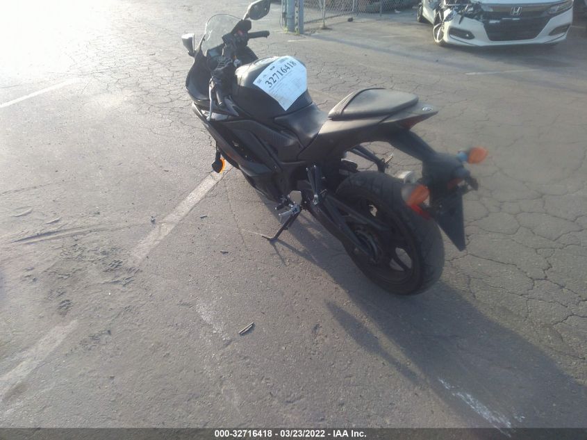 2019 YAMAHA YZFR3 A MH3RH18Y7KK001235