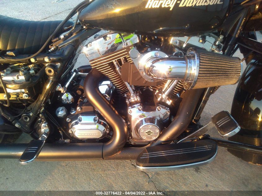 2011 HARLEY-DAVIDSON FLHX 1HD1KBM13BB677711