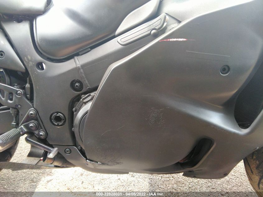 2005 SUZUKI GSX1300 RK5 JS1GW71A952105073