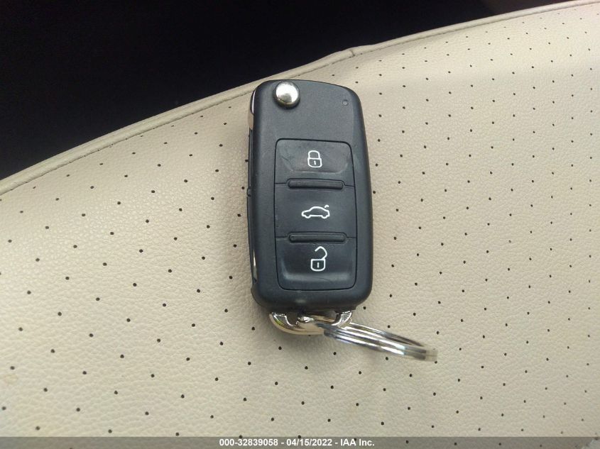 2018 VOLKSWAGEN BEETLE SE 3VWJD7AT1JM713365