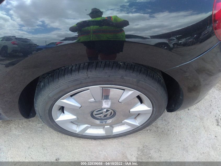 2018 VOLKSWAGEN BEETLE SE 3VWJD7AT1JM713365