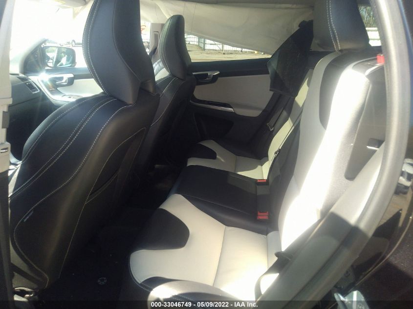 2017 VOLVO XC60 DYNAMIC YV440MRR8H2085449