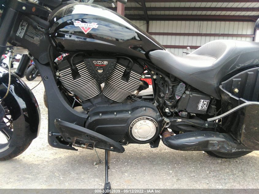 2016 VICTORY MOTORCYCLES CROSS COUNTRY 8-BALL 5VPDA36N6G3052813