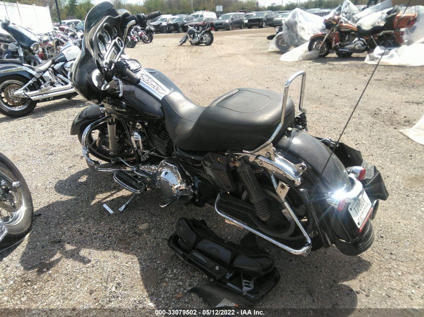 2010 HARLEY-DAVIDSON FLHX 1HD1KB413AB672376