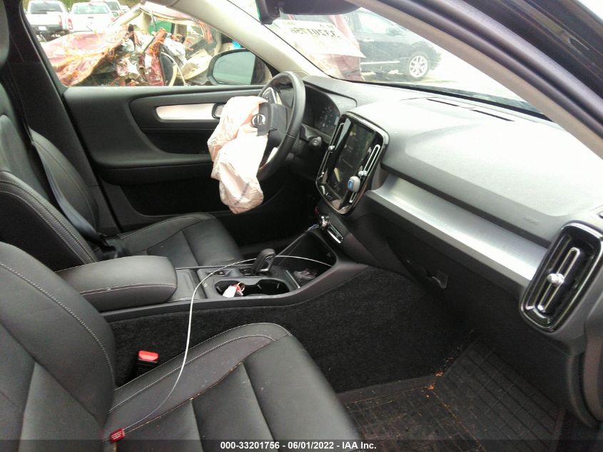2020 VOLVO XC40 MOMENTUM YV4162UK1L2203575