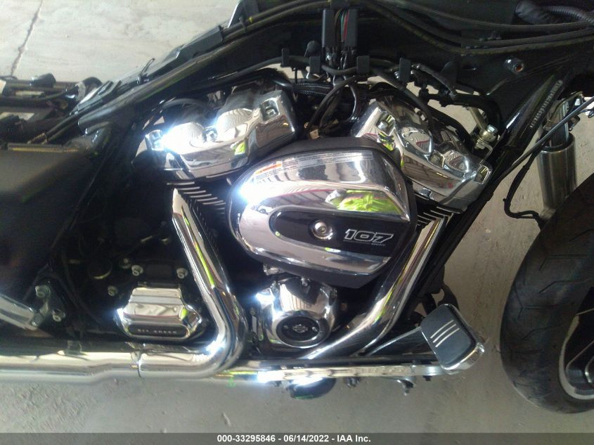 2020 HARLEY-DAVIDSON FLHX 1HD1KBC1XLB632817