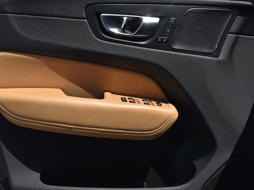 2019 VOLVO XC60 MOMENTUM LYV102DK9KB228046