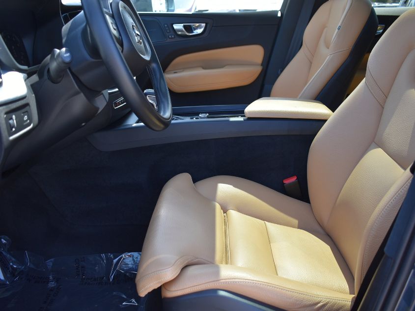 2019 VOLVO XC60 MOMENTUM LYV102DK9KB228046