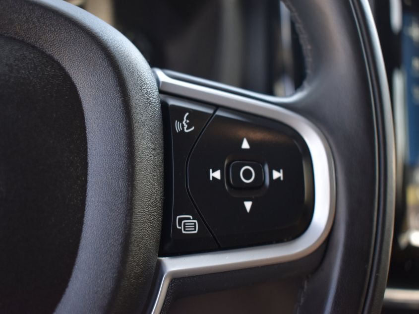 2019 VOLVO XC60 MOMENTUM LYV102DK9KB228046